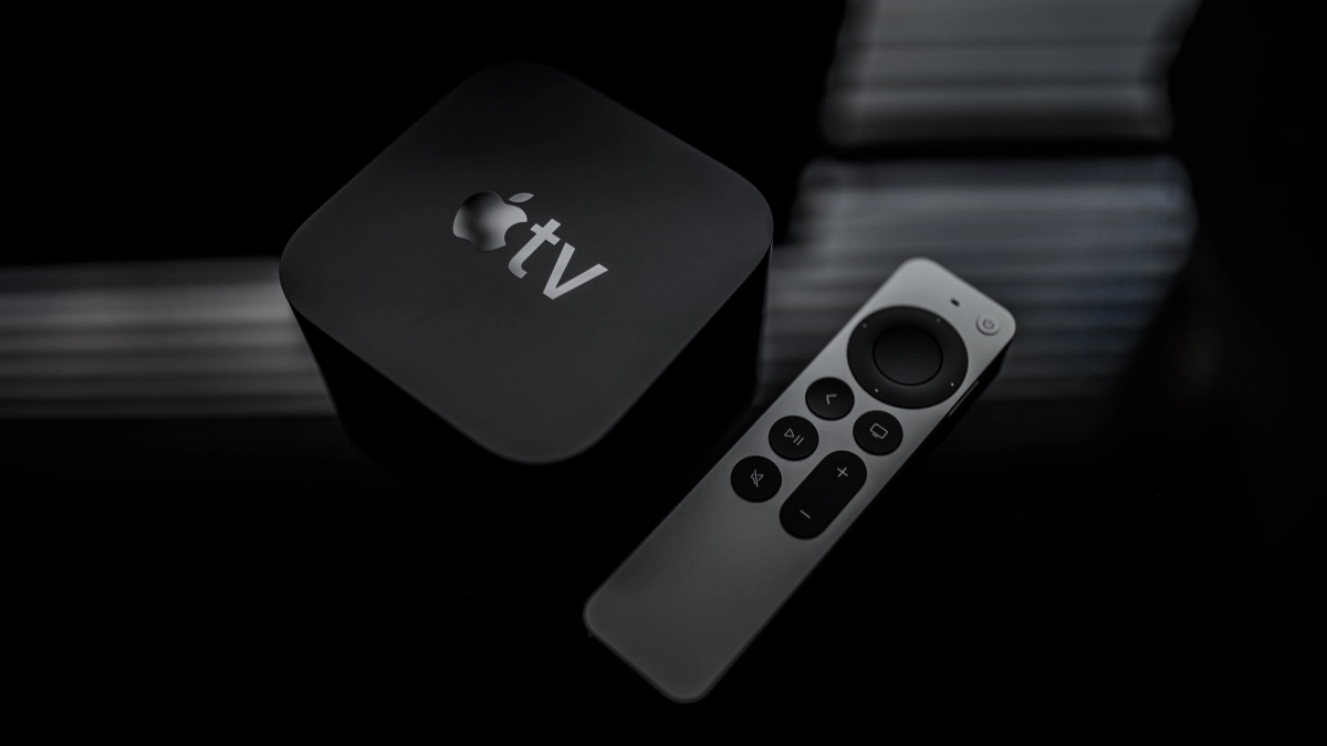 Apple TV collegata in una media room con impianto home cinema