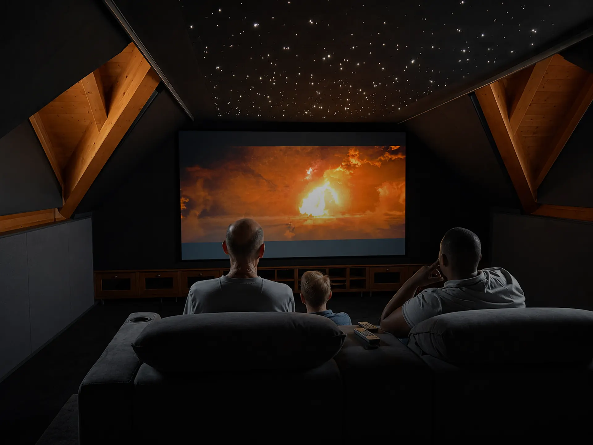 Ultraexperience – Home Teather Africa 03 Spettatori seduti davanti allo schermo acceso nella sala home cinema realizzata in Kenya, sotto il soffitto stellato
