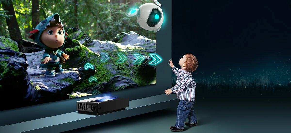 Laser TV con schermo ALR in un ambiente illuminato