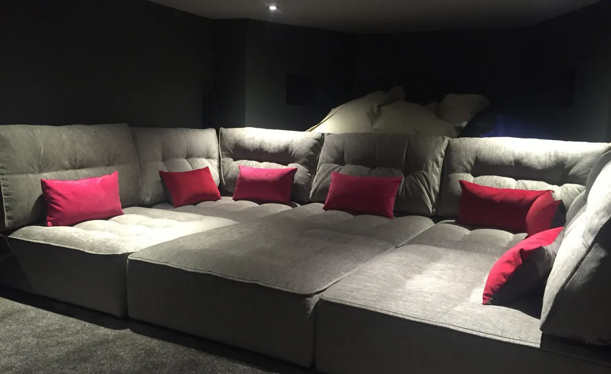 Divano in una media living room con grande schermo, Ultra Experience