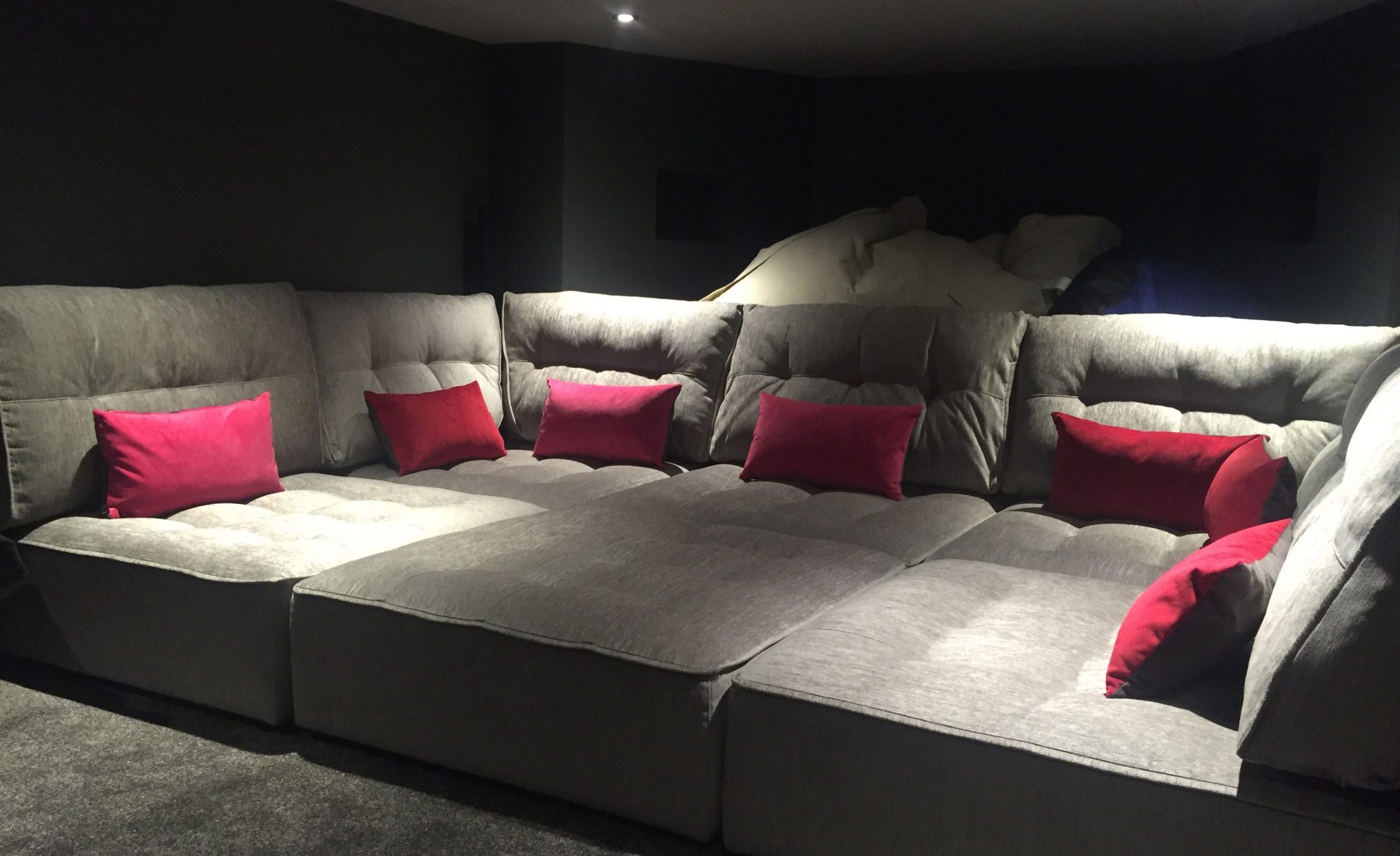 Divano in una media living room con grande schermo, Ultra Experience
