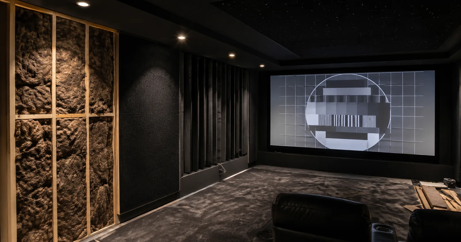 sala-home-cinema-isolamento-acustico-durante Parete di una sala cinema aperta durante i lavori, con il materiale fonoassorbente a vista