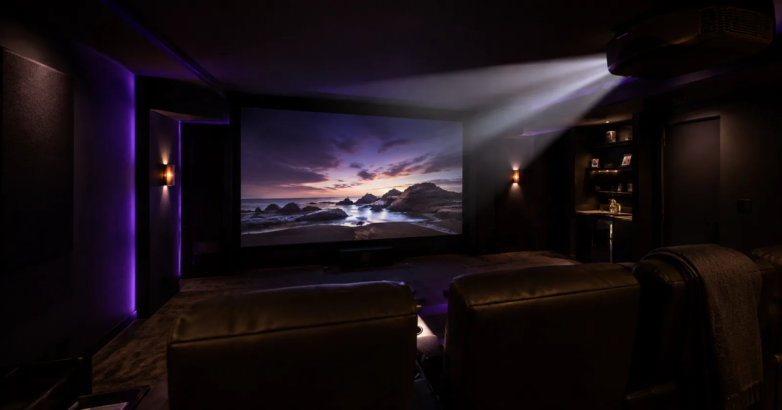 sala-home-cinema-privata-luci-viola `Quanti lumen deve avere un buon proiettore: fascio luminoso su un telo in sala buia`