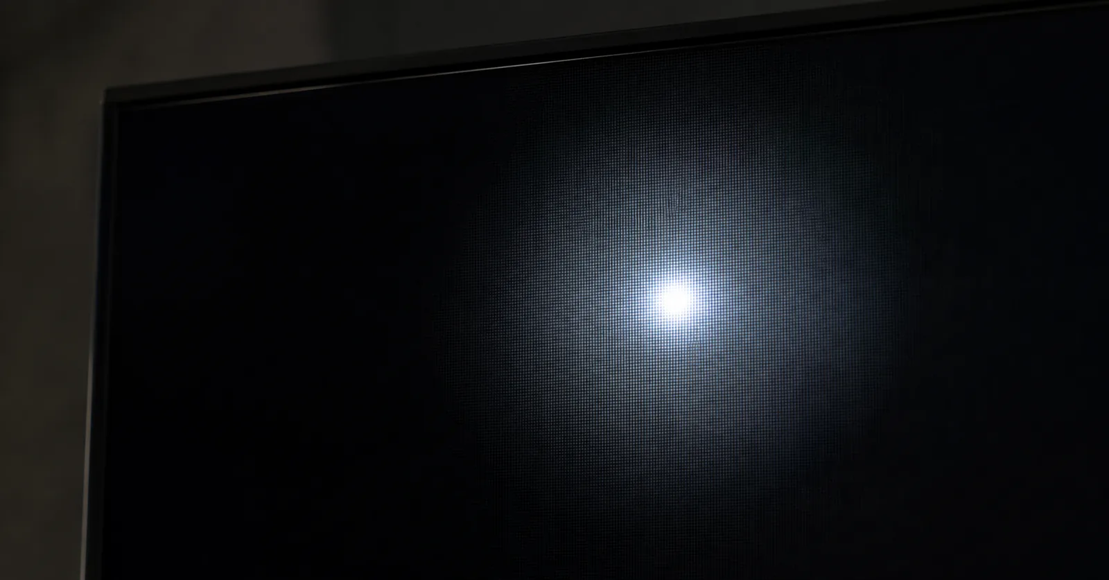 Alone luminoso attorno a un oggetto chiaro su fondo nero, il difetto tipico dei pannelli MiniLED