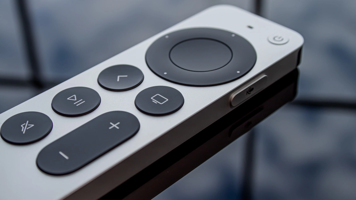 Telecomando Apple TV, l'unico oggetto che si tiene in mano in una sala home cinema